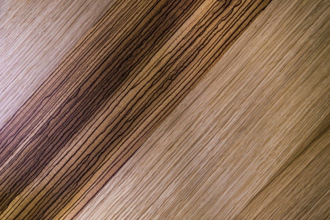 Close-up van licht en donker hout met contrasterende nerfpatronen